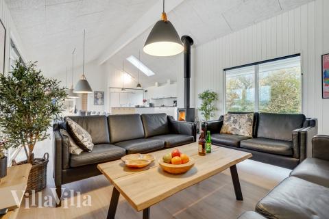 Die Couch im Luxusferienhaus Nr. 496 in Südjütland lädt zu Gesellschaftsspielen oder zu Kinoabenden ein.