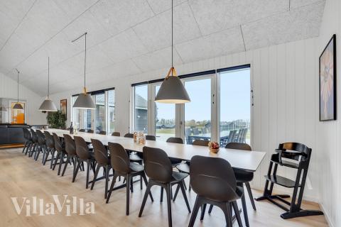 Der große, lichtdurchflutete Aufenthaltsraum im Luxusferienhaus Nr. 496 für 26.