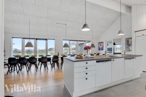 Gut ausgestattete Küche im Luxusferienhaus Nr. 496 in Südjütland.