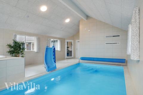 Das Ferienhaus 508 hat einen schicken Poolbereich mit Wasserrutsche, einem geräumigen, eingelassenen Whirlpool und einer Sauna.