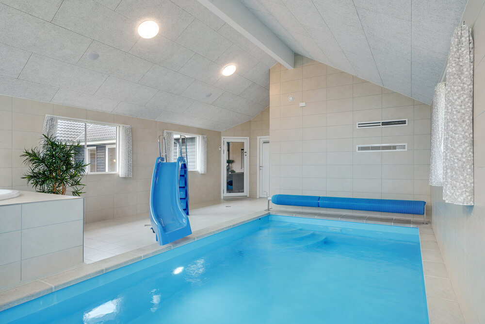 Das Ferienhaus 508 hat einen schicken Poolbereich mit Wasserrutsche, einem geräumigen, eingelassenen Whirlpool und einer Sauna.