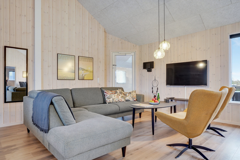 Die Couch im Luxusferienhaus Nr. 508 in Südjütland lädt zu Gesellschaftsspielen oder zu Kinoabenden ein.