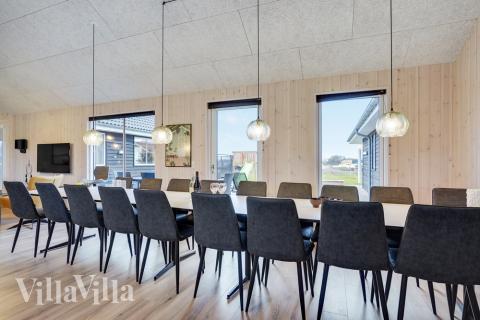 Der große, lichtdurchflutete Aufenthaltsraum im Luxusferienhaus Nr. 508 für 20.