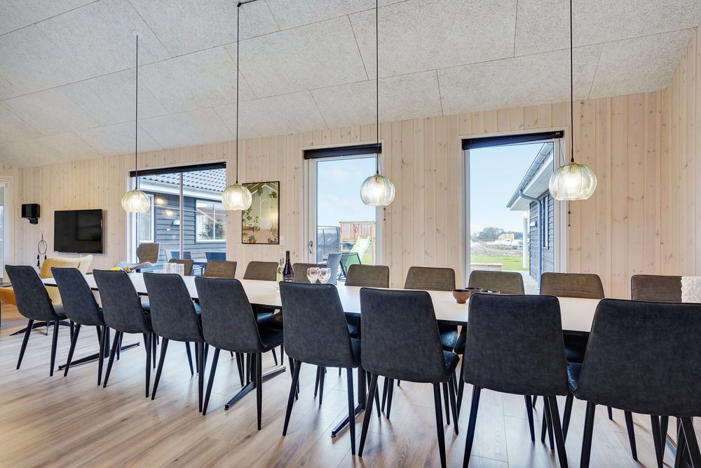 Der große, lichtdurchflutete Aufenthaltsraum im Luxusferienhaus Nr. 508 für 20.