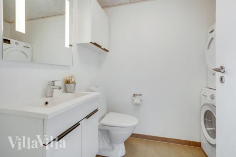 Eines der Badezimmer im Luxusferienhaus Nr. 499