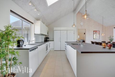 Gut ausgestattete Küche im Luxusferienhaus Nr. 499 in Südjütland.