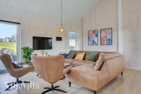 Die Couch im Luxusferienhaus Nr. 499 in Südjütland lädt zu Gesellschaftsspielen oder zu Kinoabenden ein.