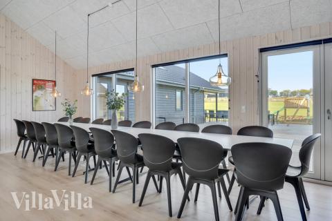 Der große, lichtdurchflutete Aufenthaltsraum im Luxusferienhaus Nr. 499 für 24.