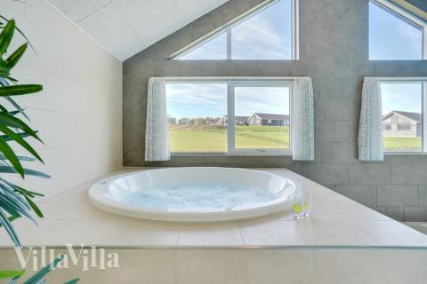 Genießen Sie den warmen Whirlpool im Luxusferienhaus Nr. 499 in Südjütland