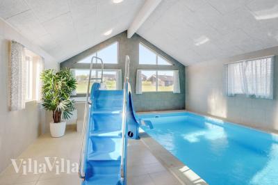 Das Ferienhaus 499 hat einen schicken Poolbereich mit Wasserrutsche, einem geräumigen, eingelassenen Whirlpool und einer Sauna.