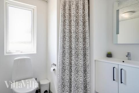 Eines der Badezimmer im Luxusferienhaus Nr. 531