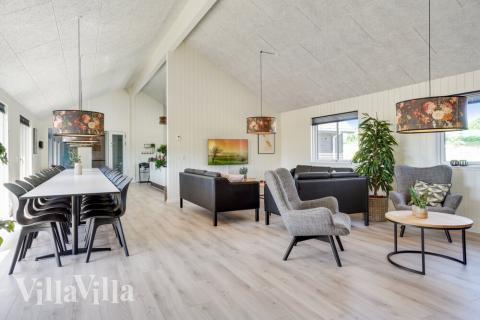 Der große, lichtdurchflutete Aufenthaltsraum im Luxusferienhaus Nr. 531 für 30.