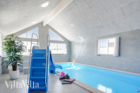 Das Ferienhaus 531 hat einen schicken Poolbereich mit Wasserrutsche, einem geräumigen, eingelassenen Whirlpool und einer Sauna.