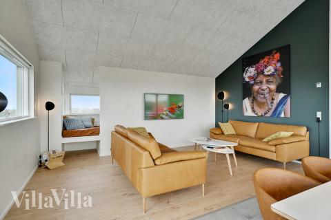 Die Couch im Luxusferienhaus Nr. 514 in Nordjütland lädt zu Gesellschaftsspielen oder zu Kinoabenden ein.