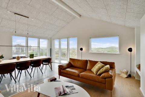 Der große, lichtdurchflutete Aufenthaltsraum im Luxusferienhaus Nr. 514 für 10.