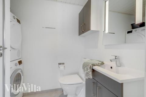 Eines der Badezimmer im Luxusferienhaus Nr. 516