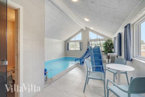 Hüpft im Luxusferienhaus Nr. 516 in Westjütland in den Pool.