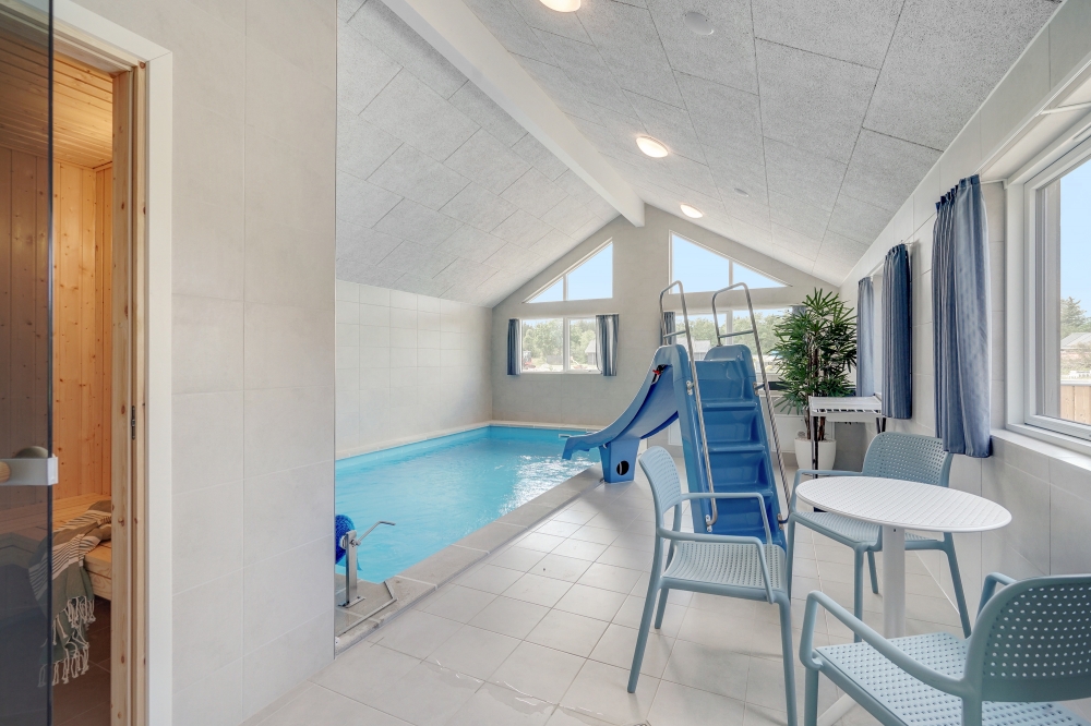 Hüpft im Luxusferienhaus Nr. 516 in Westjütland in den Pool.
