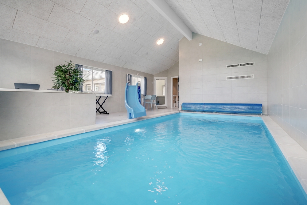 Das Ferienhaus 516 hat einen schicken Poolbereich mit Wasserrutsche, einem geräumigen, eingelassenen Whirlpool und einer Sauna.