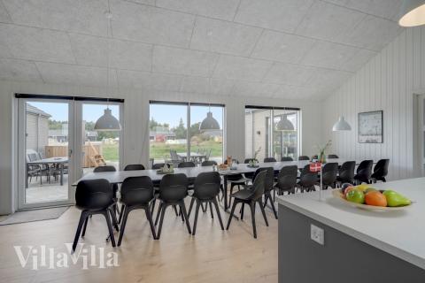 Der große, lichtdurchflutete Aufenthaltsraum im Luxusferienhaus Nr. 516 für 24.