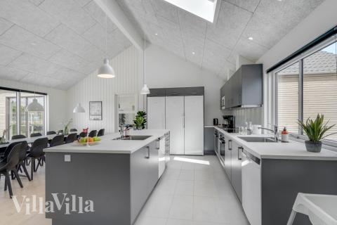 Die Küche in dem Luxusferienhaus Nr. 516 ist so gut ausgestattet, dass man problemlos Mahlzeiten für 24 Personen zubereiten kann.