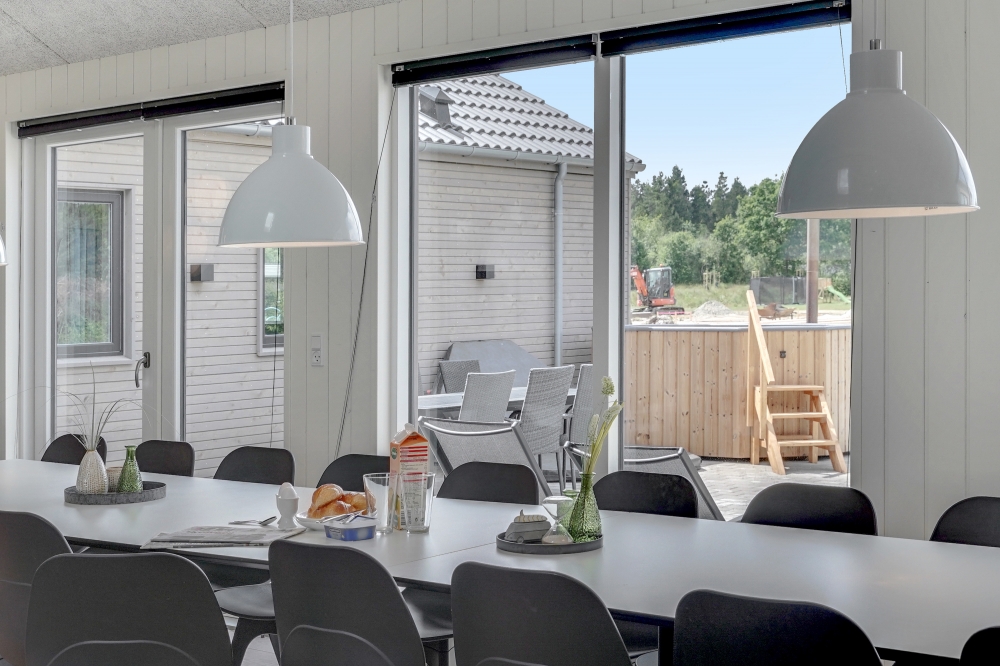 Der Aufenthaltsraum bietet Platz für 24 Personen, wenn ihr das Ferienhaus 516 in Westjütland besucht.