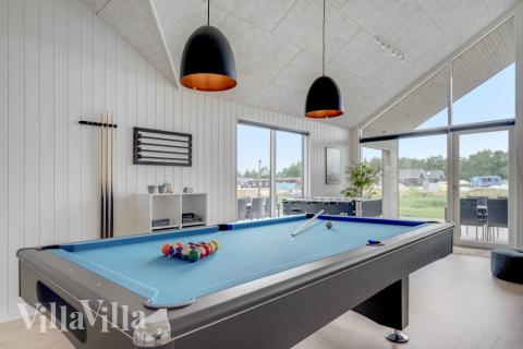 Neben den vielen schönen Stunden, die man im Poolbereich des Hauses verbringen kann, bietet das Luxusferienhaus 516 auch Spielevergnügen bei Billard/Tischtennis und Darts