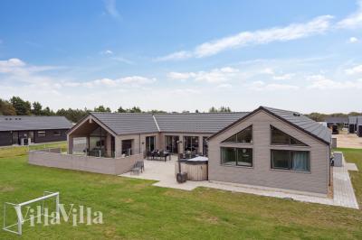 Dieses schöne Poolhaus Nr. 516 mit Platz für 24 Personen liegt in Westjütland