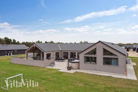 Dieses schöne Poolhaus Nr. 516 mit Platz für 24 Personen liegt in Westjütland