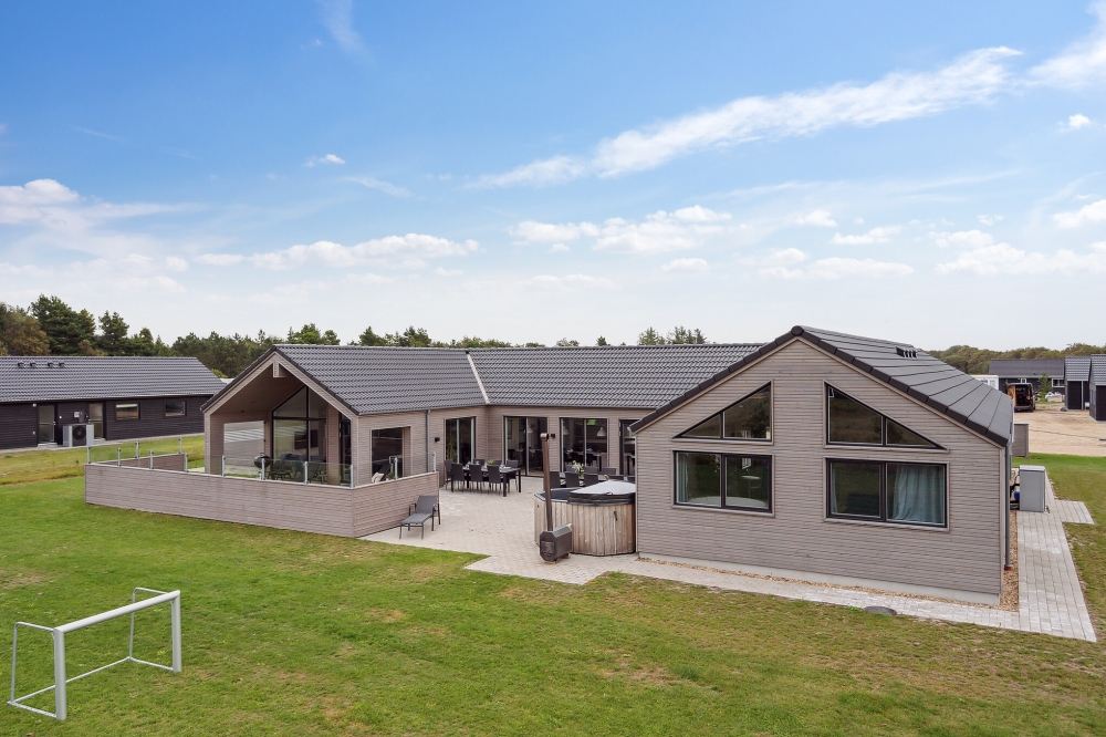 Dieses schöne Poolhaus Nr. 516 mit Platz für 24 Personen liegt in Westjütland