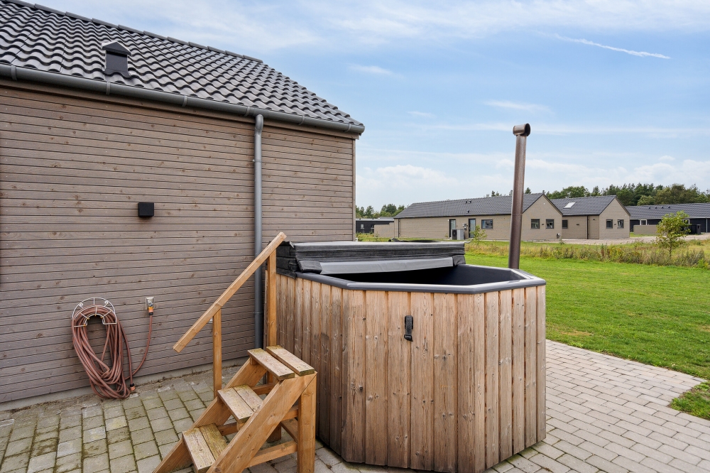 Zu dem attraktiven Ferienhaus Nr. 516 in Westjütland gehört auch ein tolles Angebot im Außenbereich, z. B. Spieleturm und Schaukeln
