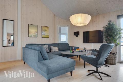 Die Couch im Luxusferienhaus Nr. 526 in Südjütland lädt zu Gesellschaftsspielen oder zu Kinoabenden ein.