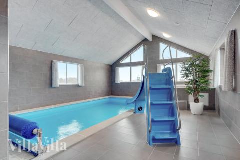 Das Ferienhaus 526 hat einen schicken Poolbereich mit Wasserrutsche, einem geräumigen, eingelassenen Whirlpool und einer Sauna.
