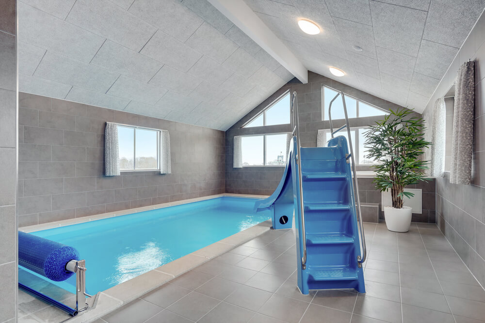 Das Ferienhaus 526 hat einen schicken Poolbereich mit Wasserrutsche, einem geräumigen, eingelassenen Whirlpool und einer Sauna.