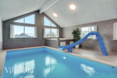 Das Ferienhaus 526 hat einen schicken Poolbereich mit Wasserrutsche, einem geräumigen, eingelassenen Whirlpool und einer Sauna.