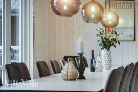 Der große, lichtdurchflutete Aufenthaltsraum im Luxusferienhaus Nr. 526 für 20.