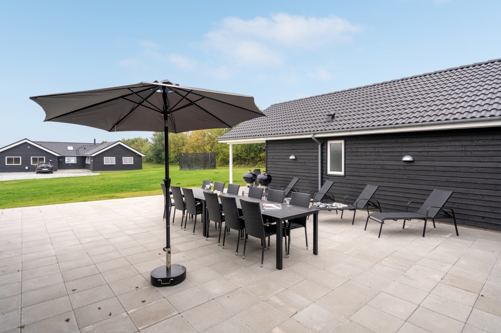 Genießen Sie einen Grillabend auf der Terrasse des Luxusferienhauses Nr. 526 in Südjütland
