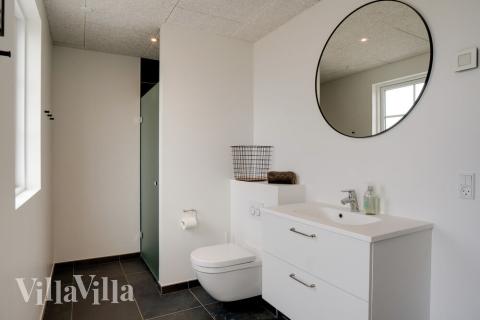 Eines der Badezimmer im Luxusferienhaus Nr. 518