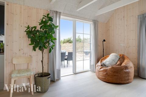 Der große, lichtdurchflutete Aufenthaltsraum im Luxusferienhaus Nr. 518 für 14.