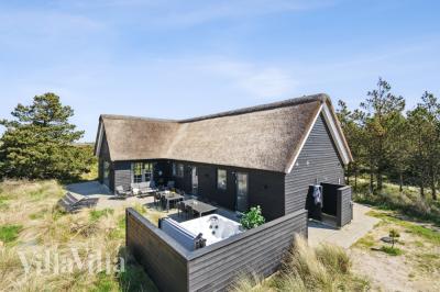 Diese schicke Haus mit Whirlpool Nr. 518 mit Platz für 14 Personen liegt in Westjütland