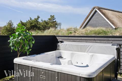 Genießen Sie den warmen Whirlpool im Luxusferienhaus Nr. 518 in Westjütland