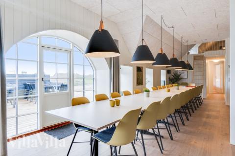 Der große, lichtdurchflutete Aufenthaltsraum im Luxusferienhaus Nr. 528 für 28.