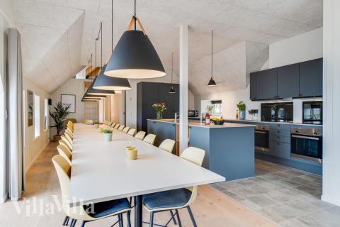 Der Aufenthaltsraum bietet Platz für 28 Personen, wenn ihr das Ferienhaus 528 in Westjütland besucht.