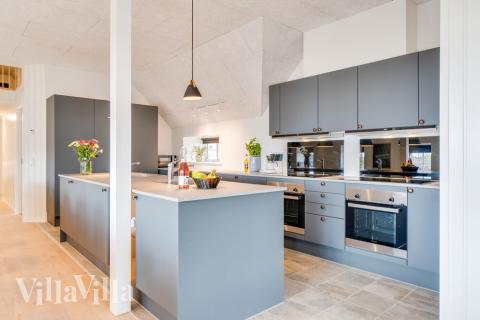 Gut ausgestattete Küche im Luxusferienhaus Nr. 528 in Westjütland.