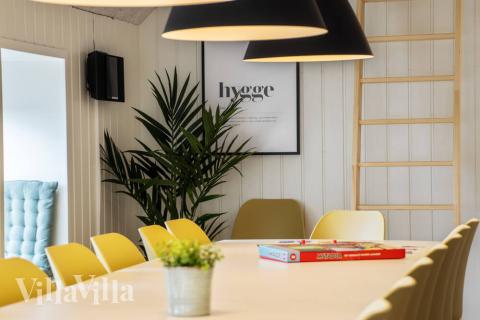 Aufenthaltsraum mit Platz für 28 im Luxusferienhaus Nr. 528.