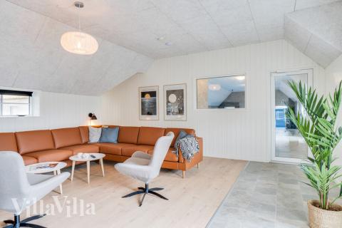Die Couch im Luxusferienhaus Nr. 528 in Westjütland lädt zu Gesellschaftsspielen oder zu Kinoabenden ein.