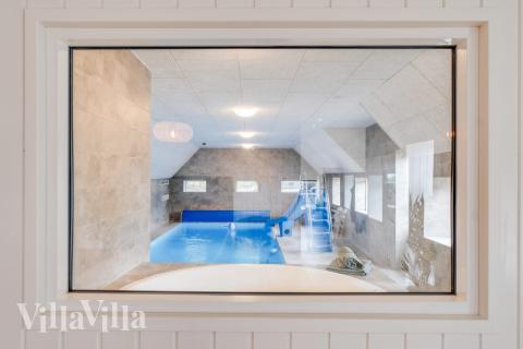 Das Ferienhaus 528 hat einen schicken Poolbereich mit Wasserrutsche, einem geräumigen, eingelassenen Whirlpool und einer Sauna.