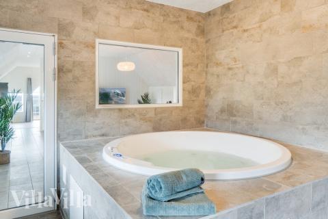 Genießen Sie den warmen Whirlpool im Luxusferienhaus Nr. 528 in Westjütland
