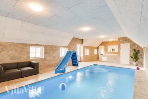 Der schicke Pool im Luxusferienhaus Nr. 528 für 28 Personen