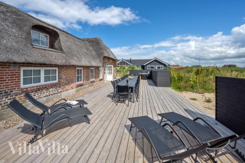 Genießen Sie einen Grillabend auf der Terrasse des Luxusferienhauses Nr. 528 in Westjütland